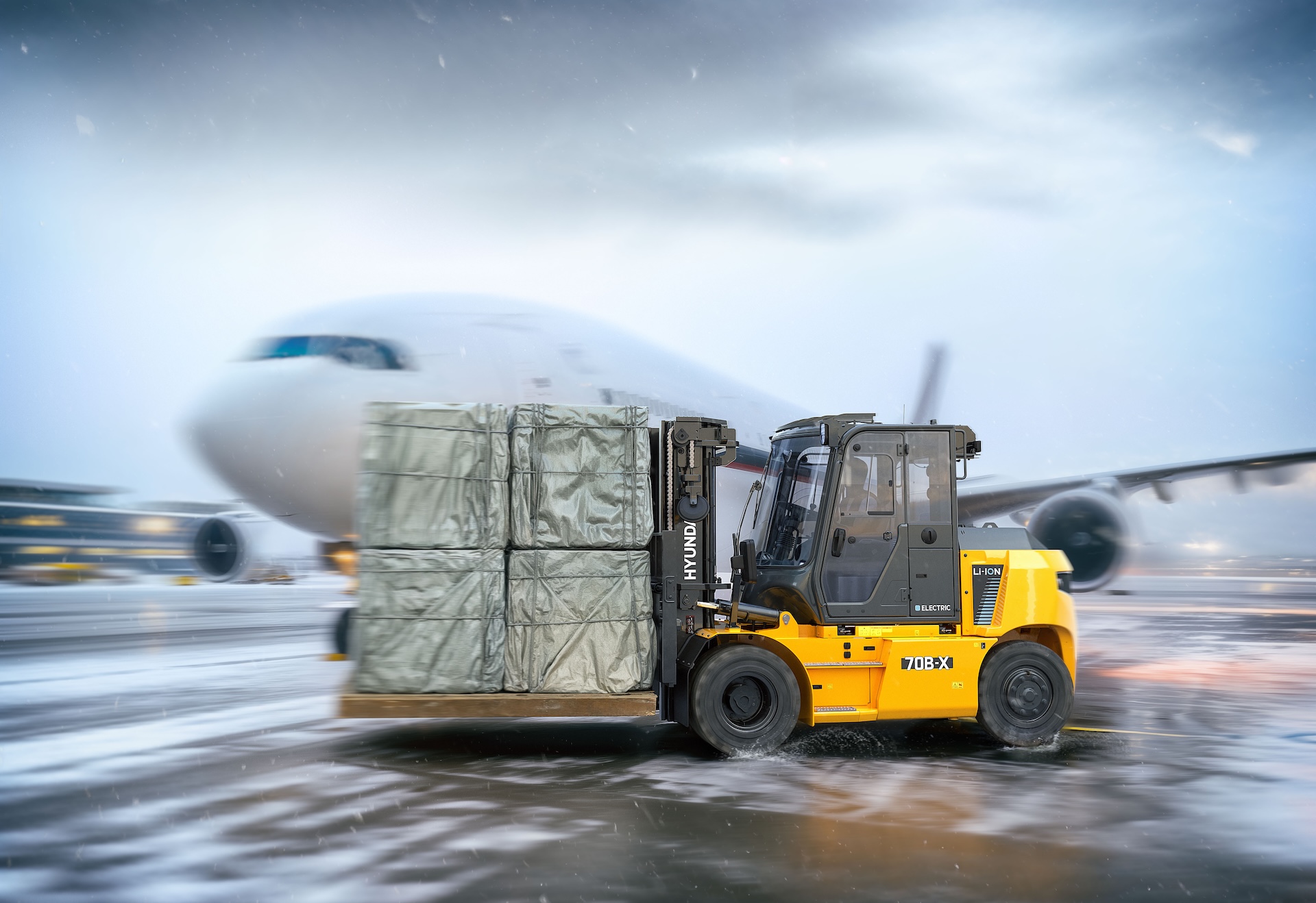nieuweheftruckkopen.nl-Hyundai-60B-X-70B-X-80B-X-80B-XL-90B-X-Li-Ion-elektrische-vorkheftrucks-heftrucks-forklifts-heavy-zware-heftruck-hyster-vliegveld-transport-handling-airport