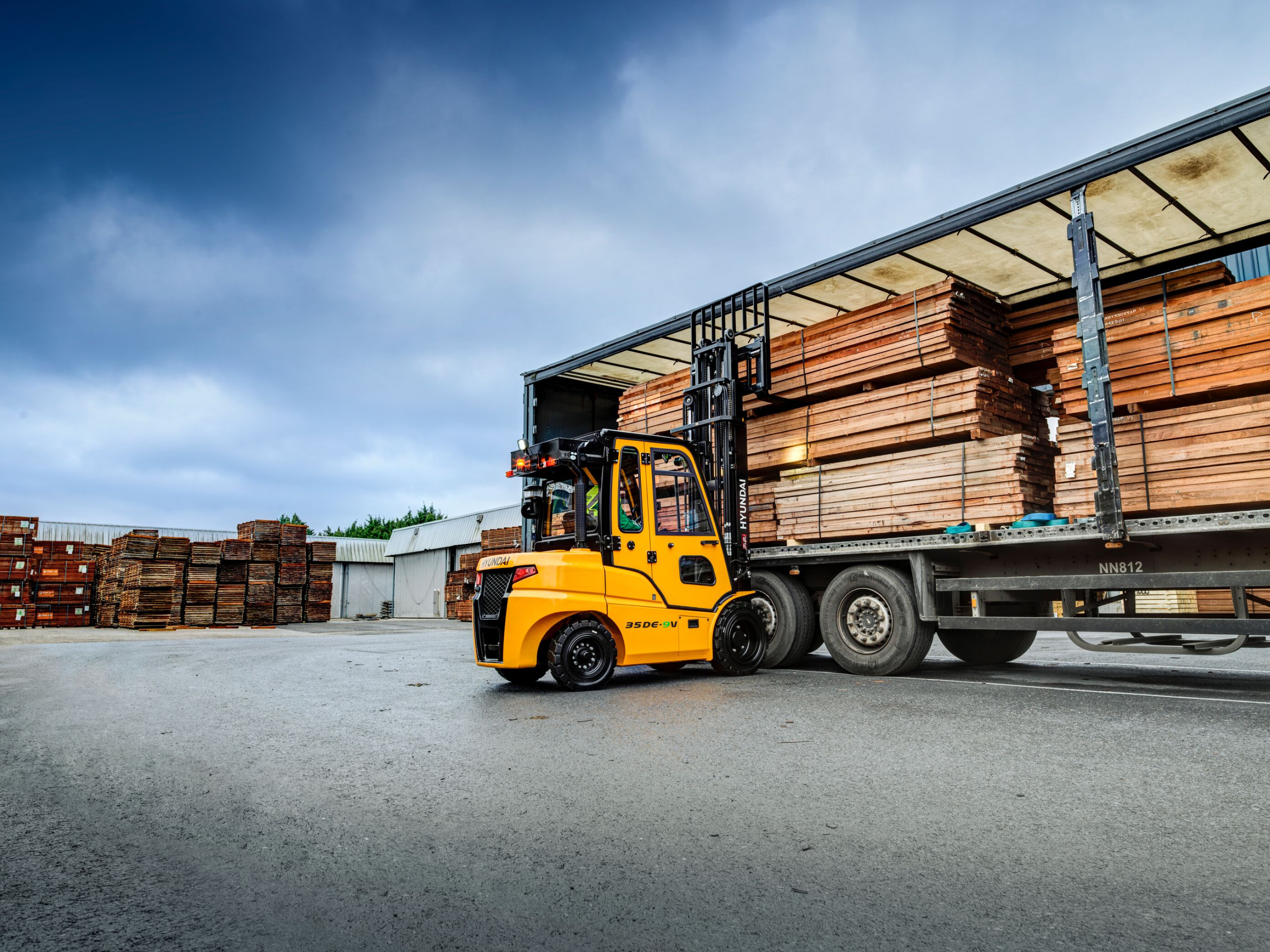 www.nieuweheftruckkopen.nl-diesel-heftruck-25DE-9V-30DE-9V-35DE-9V-diesel-vorkheftruck-forklift-25ton-3ton-35ton-2500kg-3000kg-3500kg-1-scaled